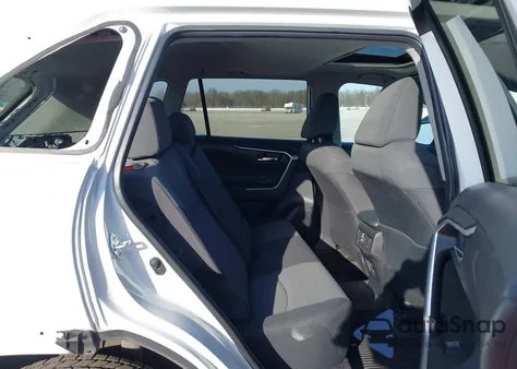 2021 Toyota Rav4 Xle z USA, uszkodzony, nr VIN 2T3P1RFV3MW189988